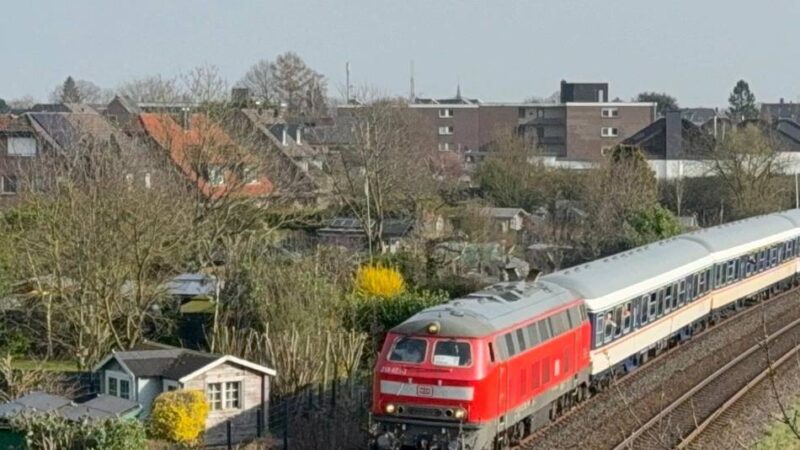 Nostalgie-Lok am Niederrhein: „Ganz anderes Fahrgefühl“ – Ersatzzug für Niersexpress begeistert Eisenbahnfans