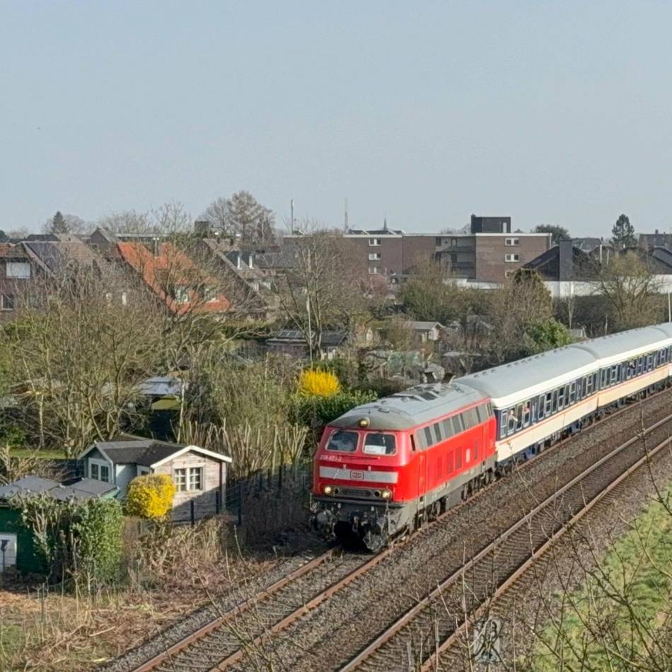 Nostalgie-Lok am Niederrhein: „Ganz anderes Fahrgefühl“ – Ersatzzug für Niersexpress begeistert Eisenbahnfans