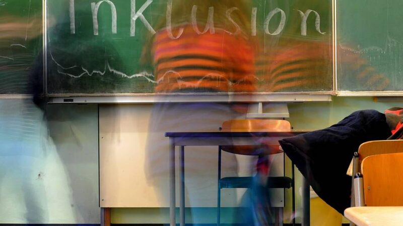 Thema im Rheinberger Schulausschuss: Ringen ums Geld für Inklusionshelfer