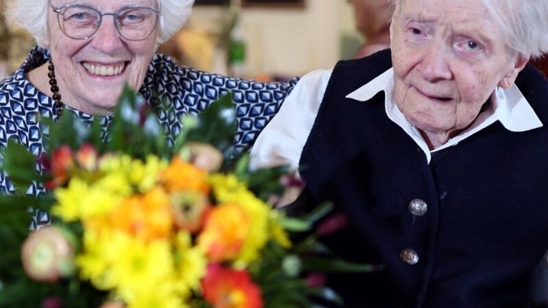 Hildener Wohnstift Haus Horst gratuliert: Blumen zum 101. Geburtstag