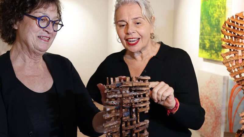 Kunsthaus in Mettmann: Wie abstrakte Malerei und Arbeiten mit der Kettensäge zusammenpassen