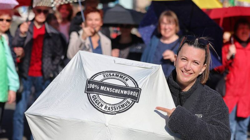 Aktion in Hilden: Mit Schirmen gegen Rassismus