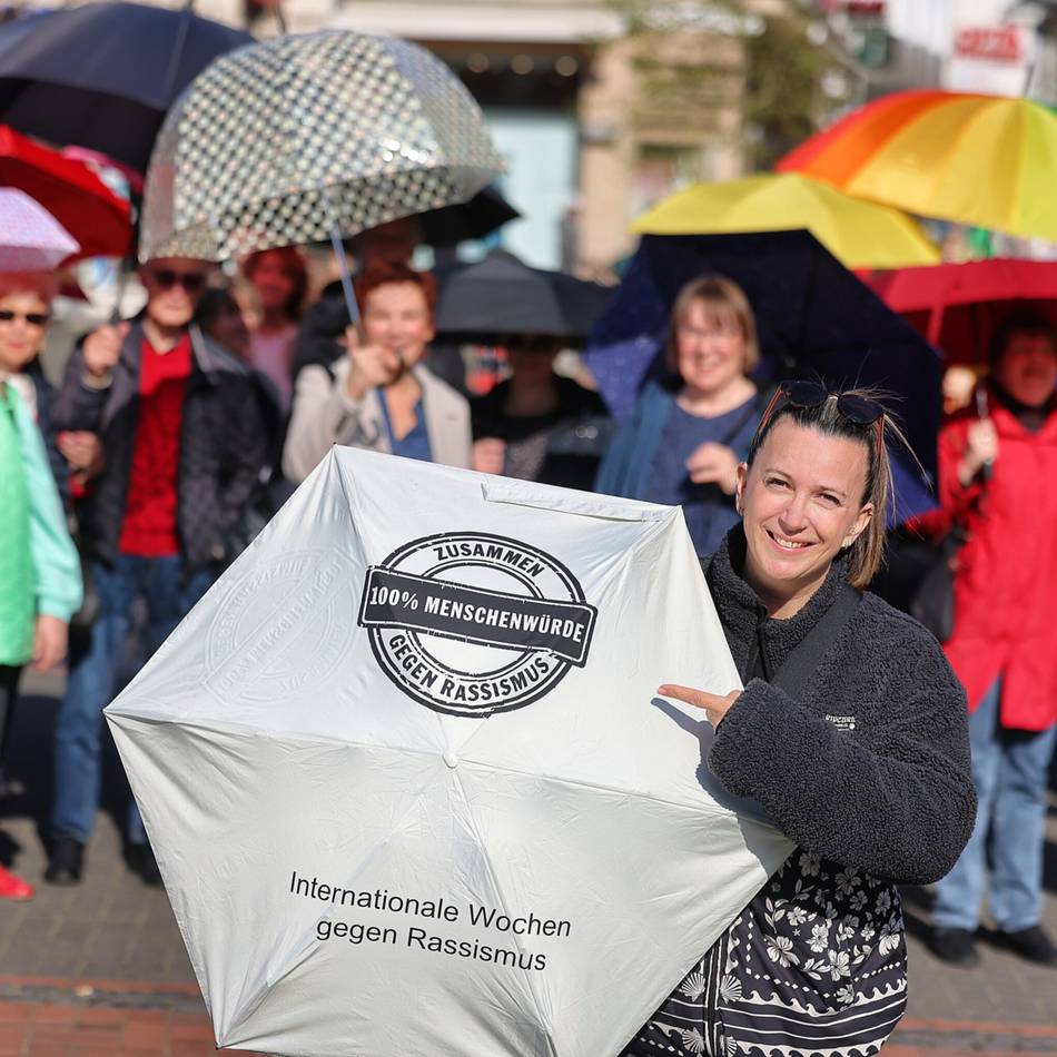 Aktion in Hilden: Mit Schirmen gegen Rassismus