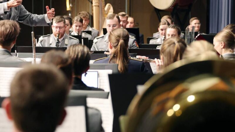 Benefizkonzert mit dem Ausbildungsmusikkorps: Tiefe Töne, swingende Klarinetten und viel Emotion