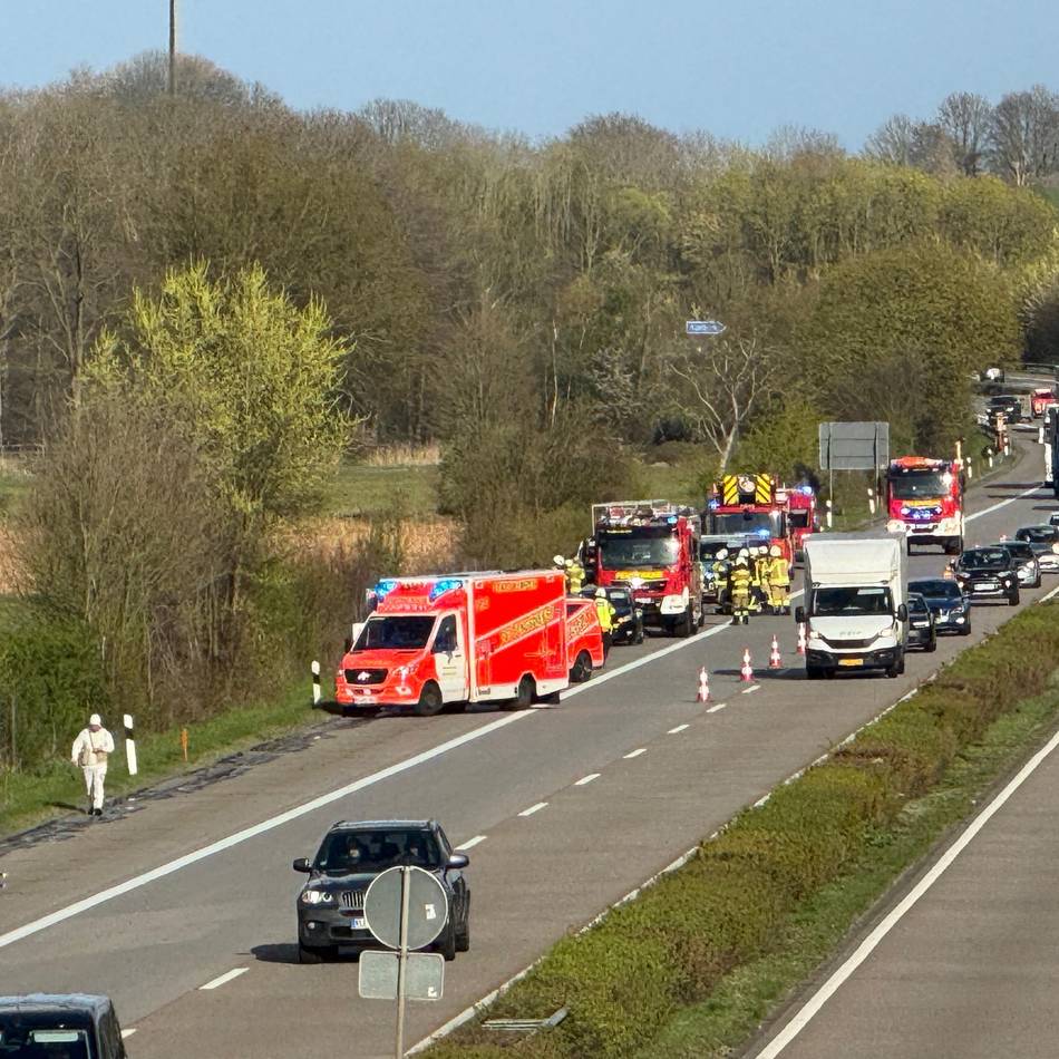 Schwerer Unfall auf der A40 bei Kerken: Bei Panne auf der Autobahn vom eigenen Wagen erfasst