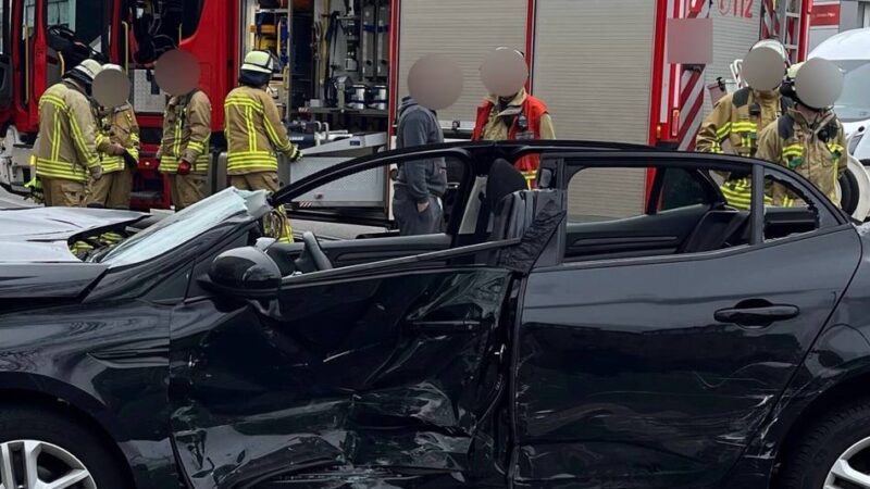 Rettungshubschrauber im Einsatz: Mehrere Verletzte bei Autounfall in Wanheimerort