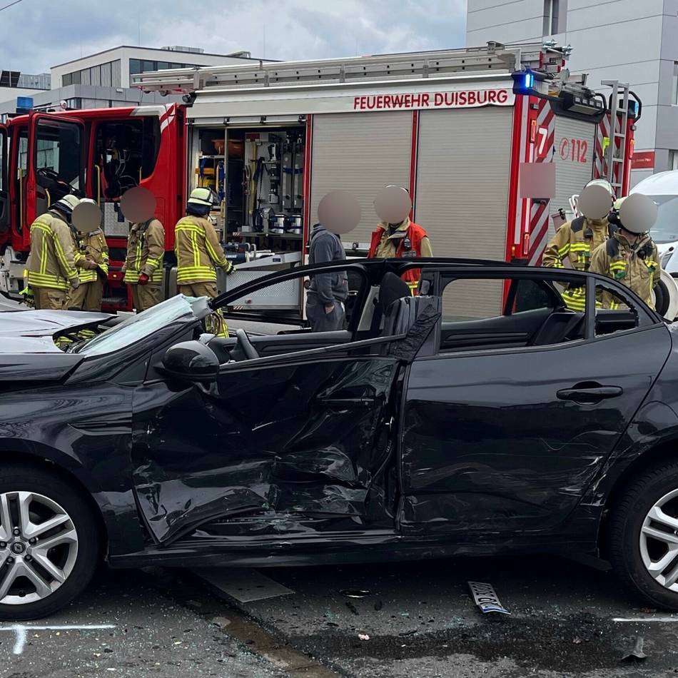 Rettungshubschrauber im Einsatz: Mehrere Verletzte bei Autounfall in Wanheimerort