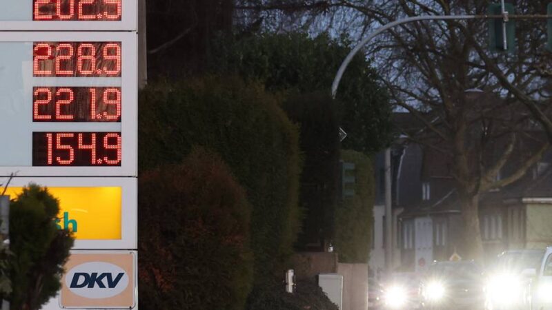 Im Kreis Mettmann haben die Spritpreise die Zwei-Euro-Hürde überwunden: Schulterzucken an der Zapfsäule