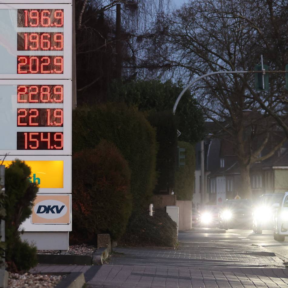 Im Kreis Mettmann haben die Spritpreise die Zwei-Euro-Hürde überwunden: Schulterzucken an der Zapfsäule