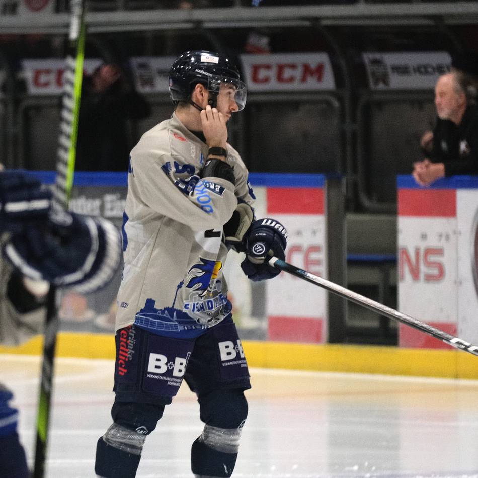 Spiel 1 im Play-off-Halbfinale: Tim Brazda scheitert, die Ratinger Ice Aliens jubeln