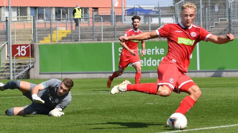 Verein beklagt sich öffentlich: Ex-Fortuna-Talent verletzt sich wegen eines Lochs im Stadionrasen