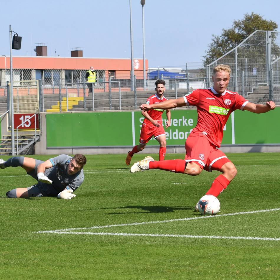 Verein beklagt sich öffentlich: Ex-Fortuna-Talent verletzt sich wegen eines Lochs im Stadionrasen