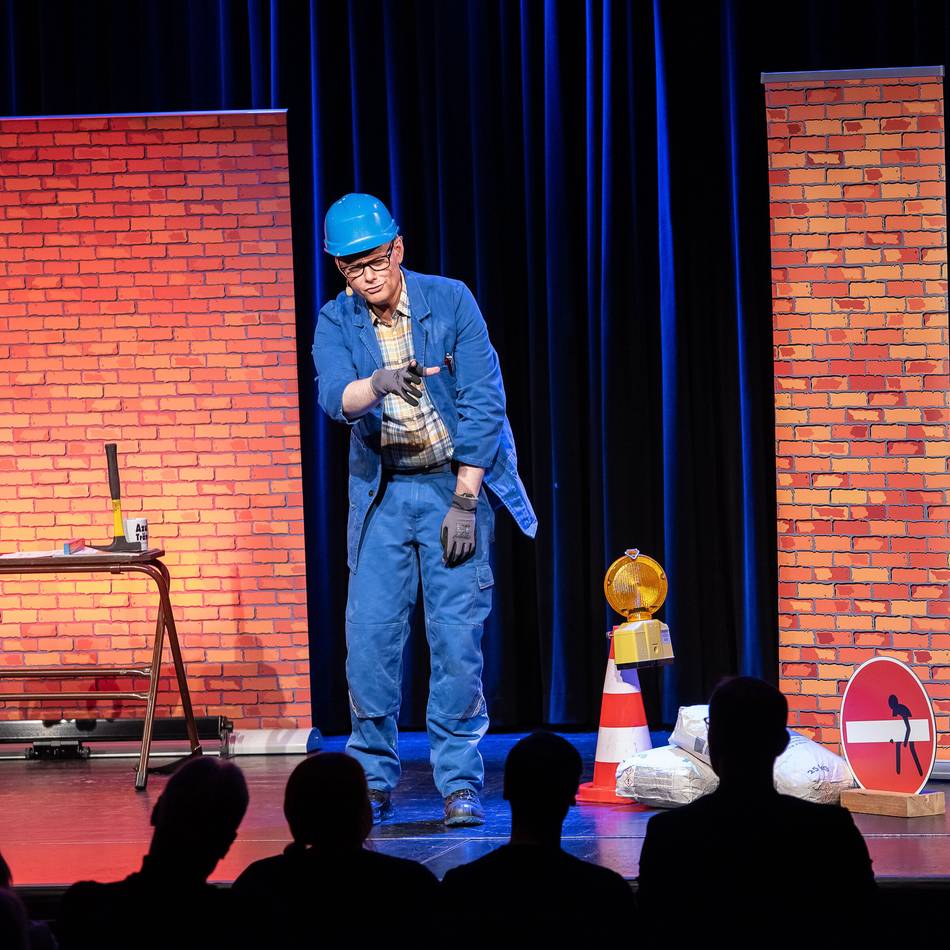 Handwerker Peters überzeugt im Kaarster Einstein-Forum: Fachkraft mit Lachkraft