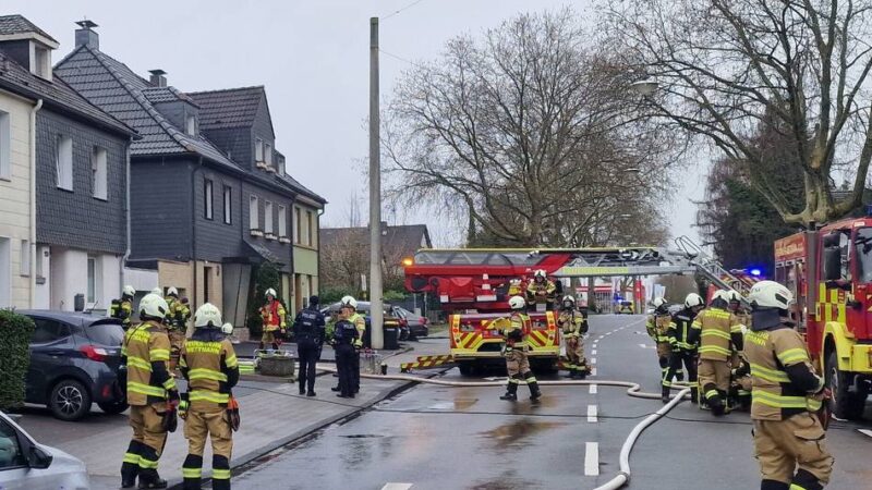 Großer Feuerwehreinsatz in Mettmann: Kellerbrand an der Düsseldorfer Straße – niemand verletzt