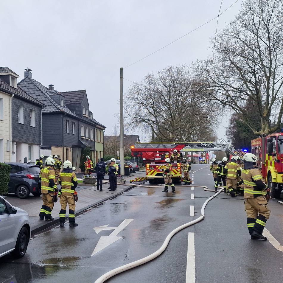 Großer Feuerwehreinsatz in Mettmann: Kellerbrand an der Düsseldorfer Straße – niemand verletzt