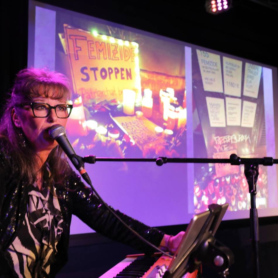 Anja Lerch im Schwarzen Adler in Rheinberg: Klare Worte und Töne zum Frauentag