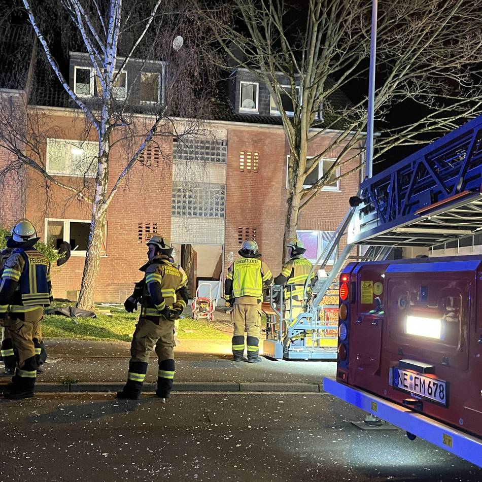 Feuerwehreinsatz in Meerbusch: Explosion zerstört Wohnung in Obdachlosenunterkunft