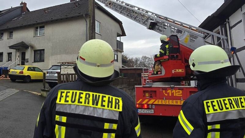 Einsatz in Leverkusen: Feuerwehr löscht Kaminbrand in Steinbüchel