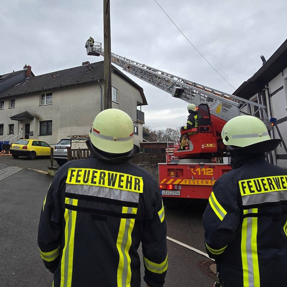 Einsatz in Leverkusen: Feuerwehr löscht Kaminbrand in Steinbüchel