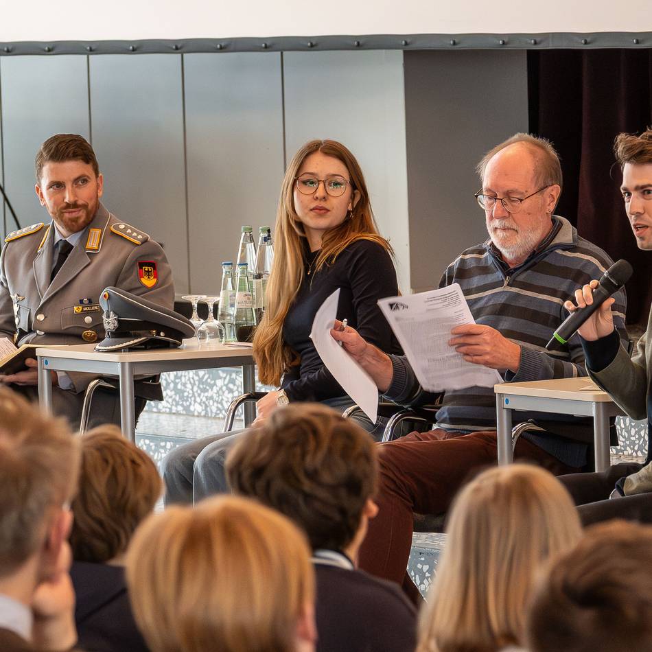 Diskussionen in Dormagen: „Wenn ihr keinen Bock auf Wehrpflicht habt, entwickelt Perspektiven“
