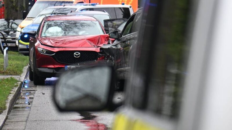 Freitag, der 13.: Auto gerät in Krefeld in Gegenverkehr