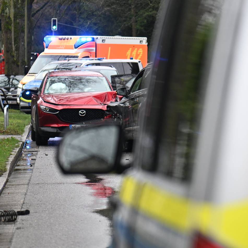 Freitag, der 13.: Auto gerät in Krefeld in Gegenverkehr