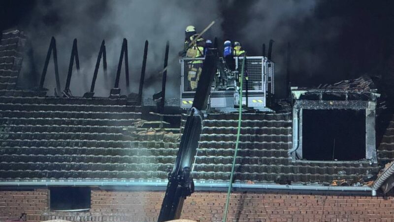 Feuerwehreinsatz in Anrath: Dachstuhlbrand auf leer stehendem Bauernhof in Anrath