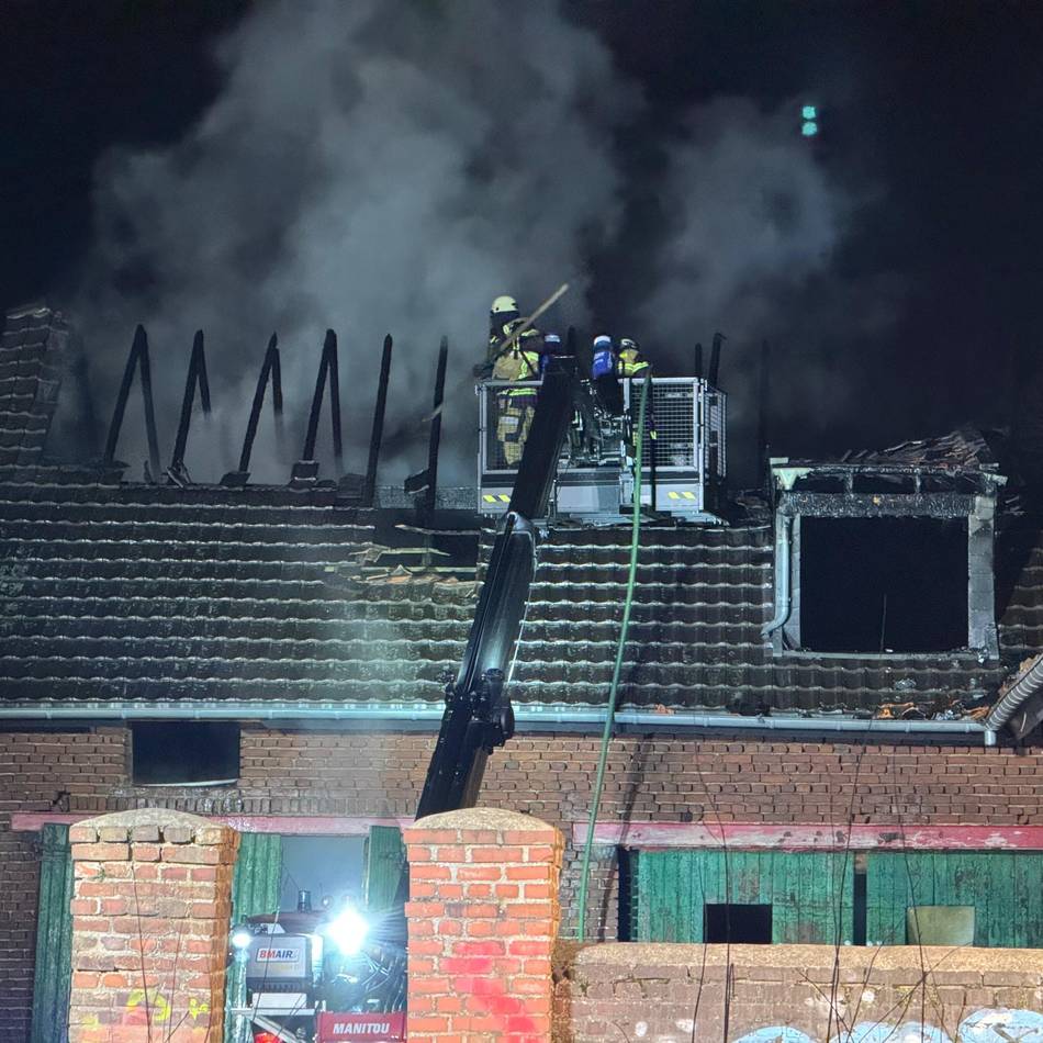 Feuerwehreinsatz in Anrath: Dachstuhlbrand auf leer stehendem Bauernhof in Anrath