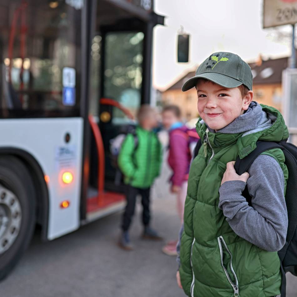 In Obschwarzbach befürchten Eltern, dass sie ihre Kinder bald selbst zur Schule fahren müssen: Der Schulbus, die Stadt und das Misstrauen