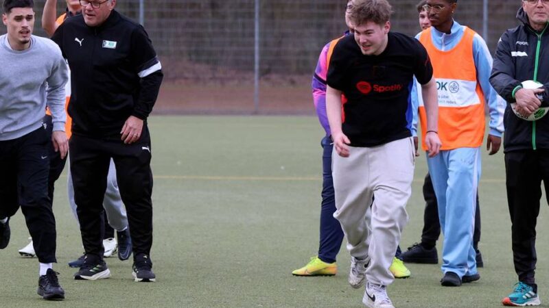 Berufskolleg in Leverkusen: Sport statt Social Media – Fußball-Stars motivieren Schüler