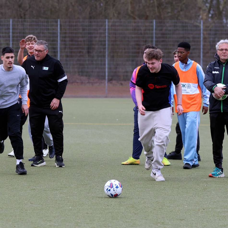 Berufskolleg in Leverkusen: Sport statt Social Media – Fußball-Stars motivieren Schüler