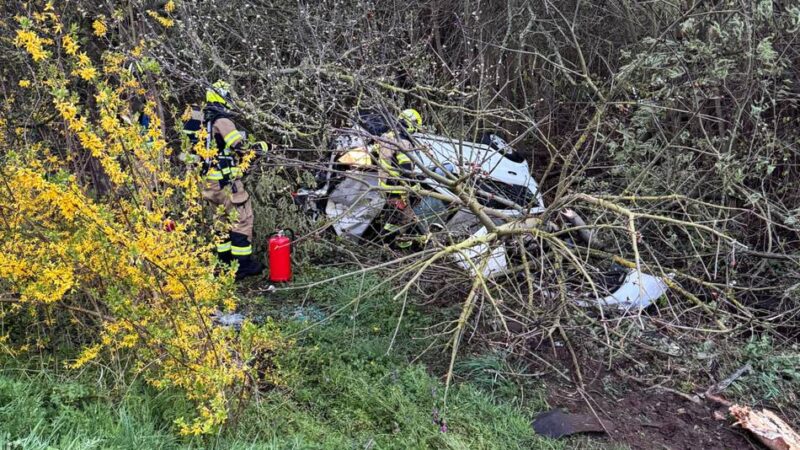 Auf der B477 in Neuss: Auto fährt in Graben – zwei Verletzte