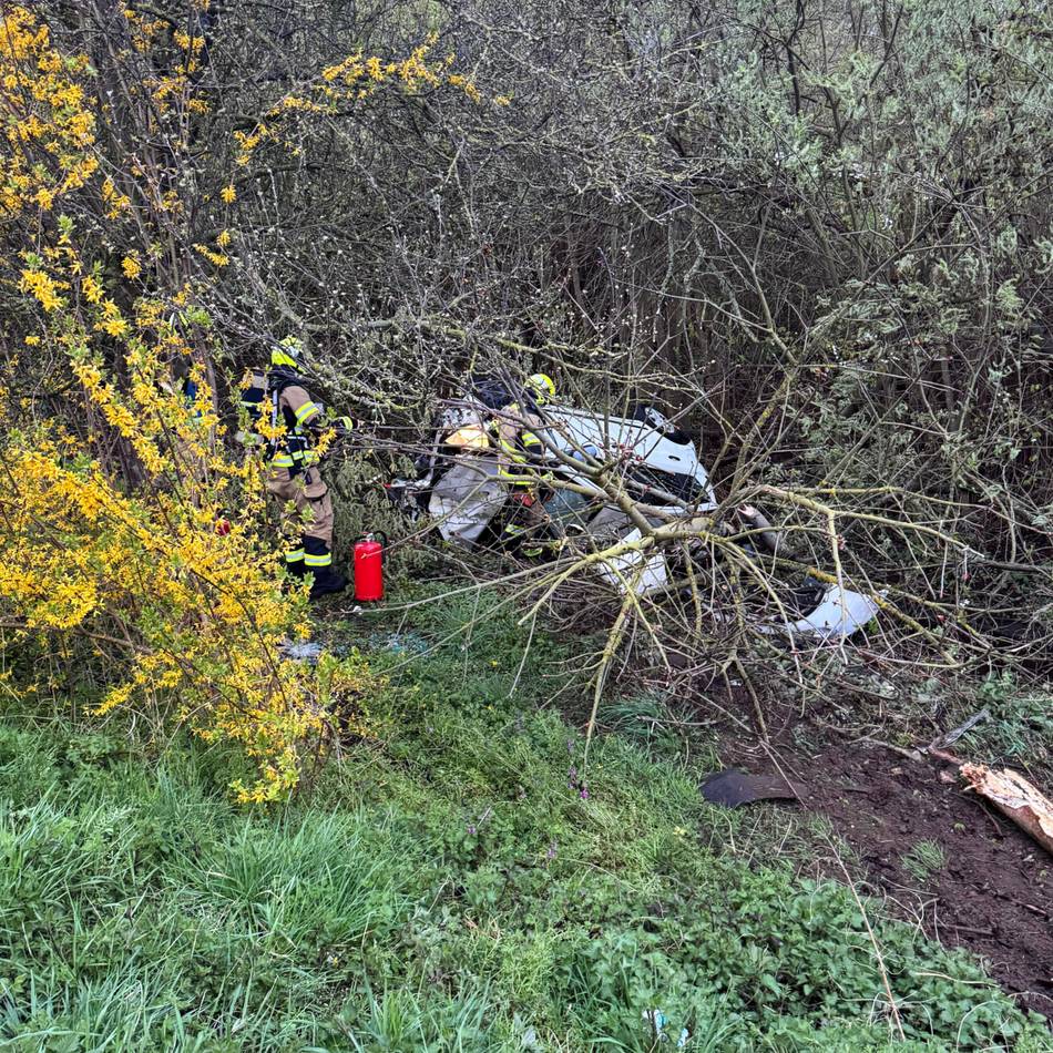 Auf der B477 in Neuss: Auto fährt in Graben – zwei Verletzte