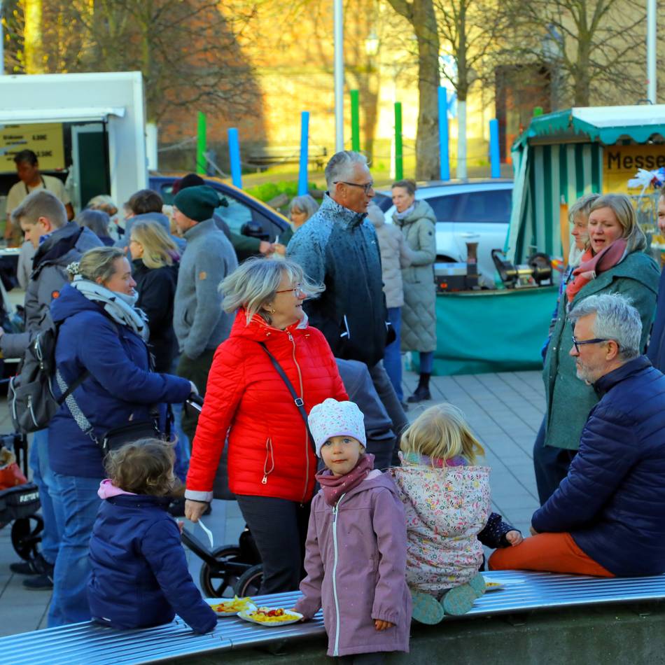 Auf dem Großen Markt in Rheinberg: Top-Start für den Feierabendmarkt
