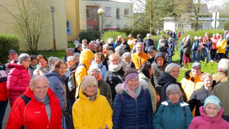 Lange Schlange vor der Sonsbecker Gerebernus-Kapelle: Riesenandrang auf Karten für Anne-Mosters-Konzert