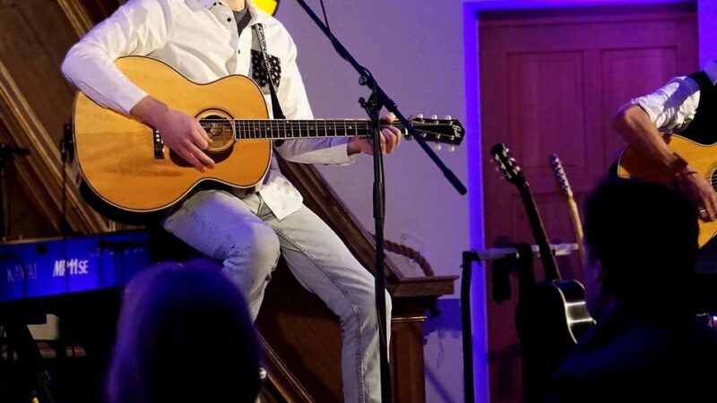 Konzert in der evangelischen Kirche: Alpener genießen die Musik von Cat Stevens