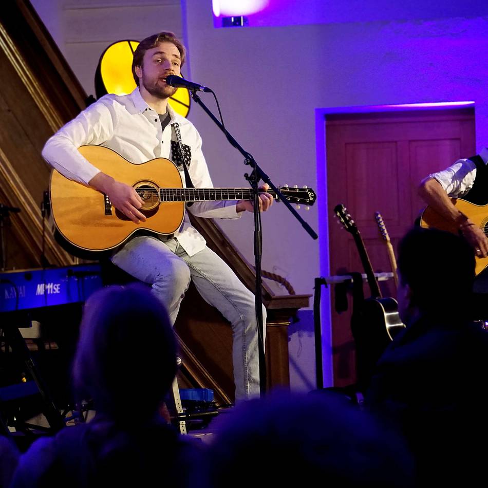 Konzert in der evangelischen Kirche: Alpener genießen die Musik von Cat Stevens