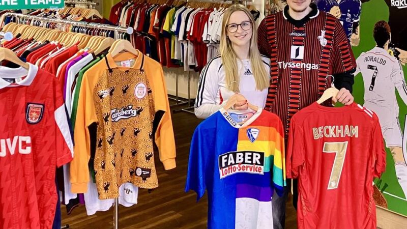 Neueröffnung in Moers: „Einmalig in NRW“ – Geschäft verkauft Vintage-Fußballtrikots