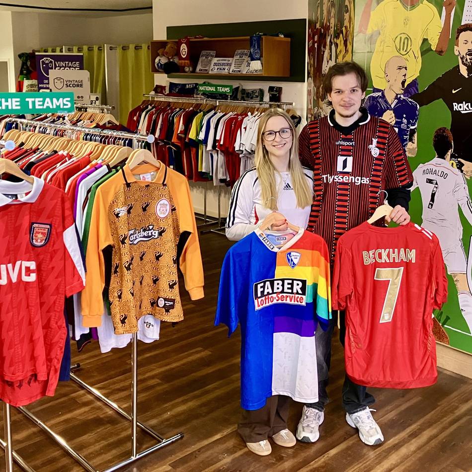 Neueröffnung in Moers: „Einmalig in NRW“ – Geschäft verkauft Vintage-Fußballtrikots