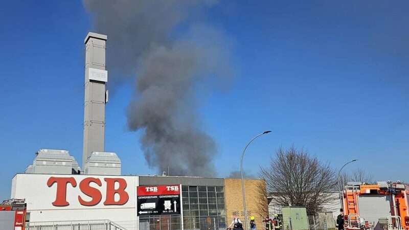 Großfeuer in Mönchengladbach: Fabrikhalle in Neuwerk brennt komplett ab