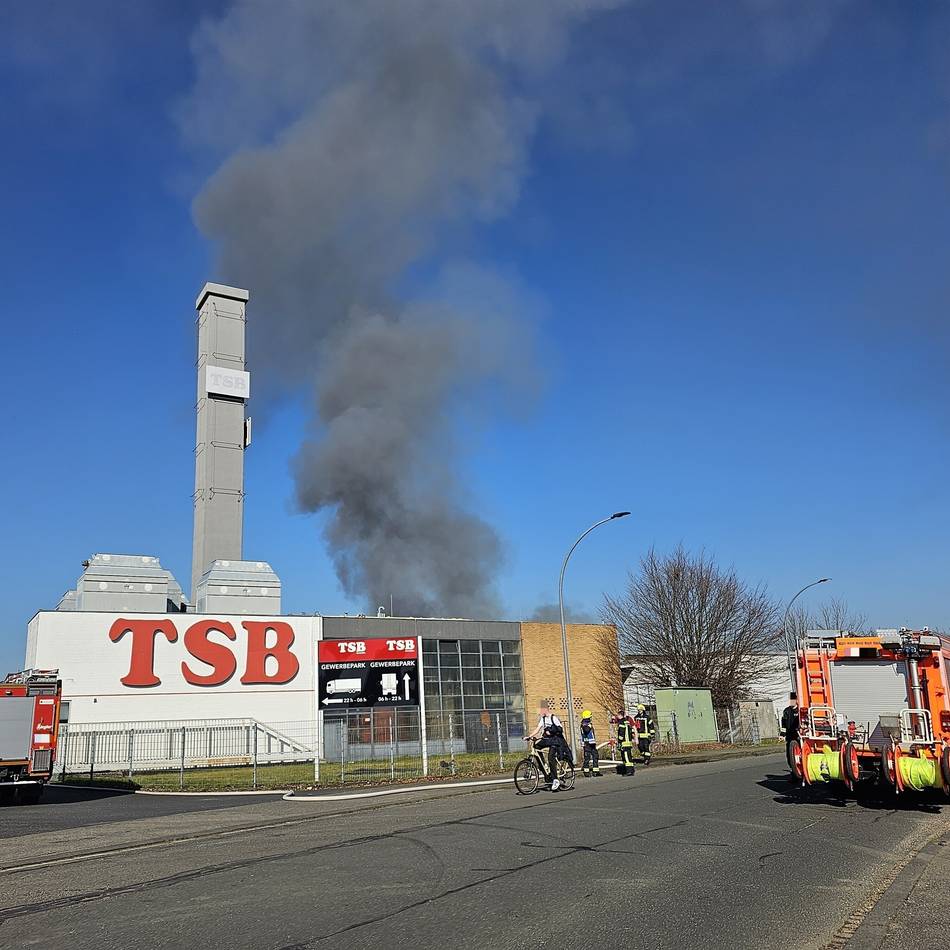 Großfeuer in Mönchengladbach: Fabrikhalle in Neuwerk brennt komplett ab