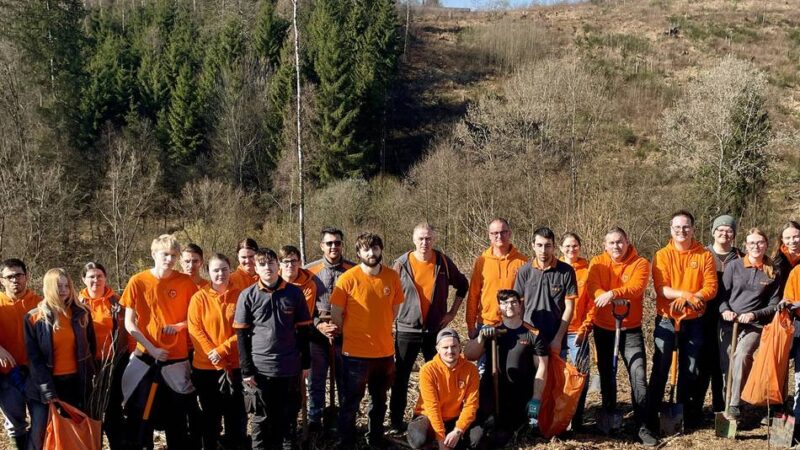 Baumpflanzaktion in Wermelskirchen: „Ihr seid heute alle Förster“