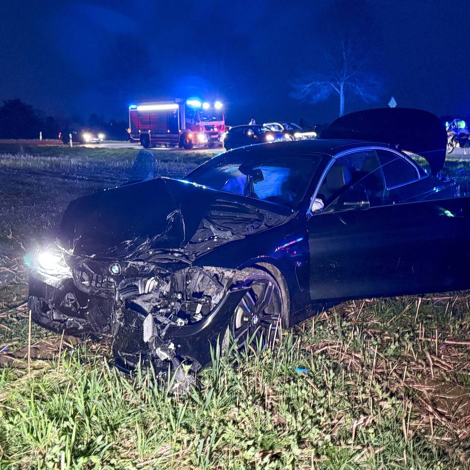 An der Villestraße in Neuss: Autofahrer bei Zusammenstoß schwer verletzt