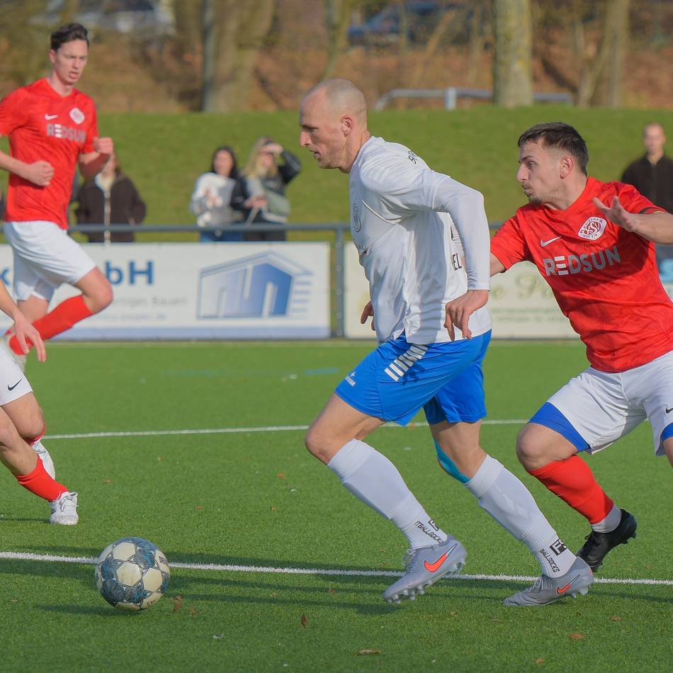 Fußball-Bezirksligist jubelt: Jona Wassen ist der große Held des Kevelaerer SV