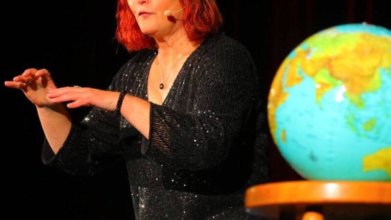 Kabarett mit Anny Hartmann: Die „Klima Ballerina“ teilt in der Stadthalle ordentlich aus