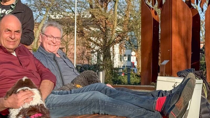Freizeit-Möbel in Grevenbroich: Schützen fertigen „Relax-Liegen“ fürs Erftufer in der City