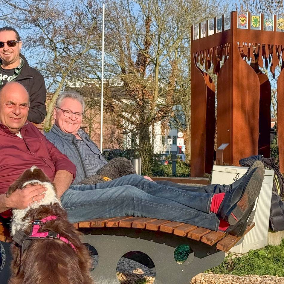 Freizeit-Möbel in Grevenbroich: Schützen fertigen „Relax-Liegen“ fürs Erftufer in der City