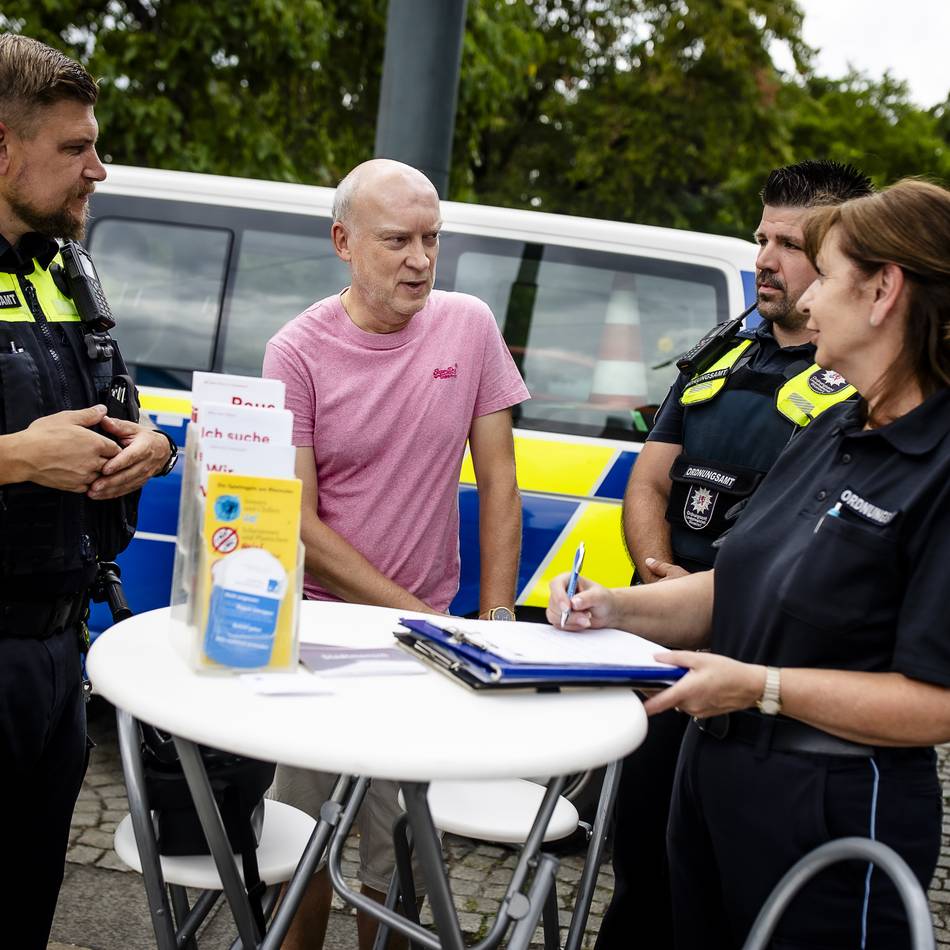 Sicherheit in Grevenbroich: Ordnungsamt und Polizei laden zur Bürgersprechstunde auf den Markt