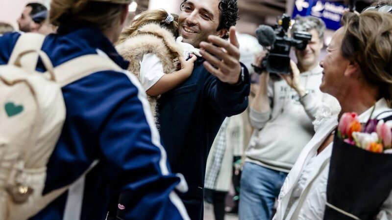 Krieg im Nahen Osten: Erster Dubai-Flug in Düsseldorf gelandet – „Ich bin der glücklichste Mensch auf Erden“