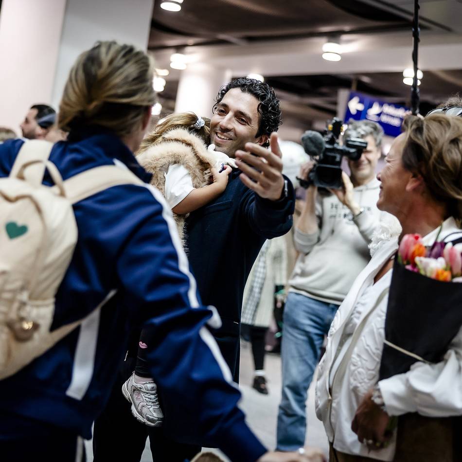 Krieg im Nahen Osten: Erster Dubai-Flug in Düsseldorf gelandet – „Ich bin der glücklichste Mensch auf Erden“